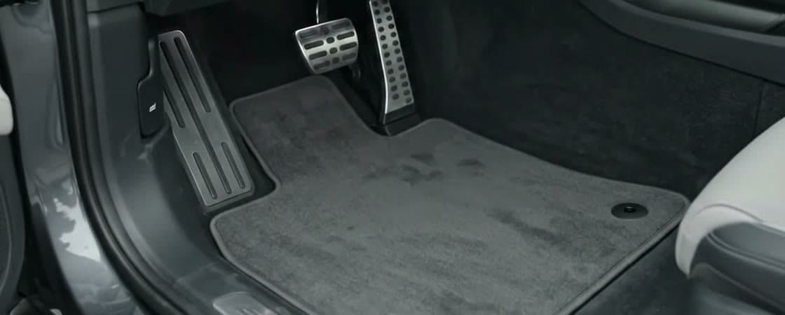 Assoalho do motorista com o tapete de carpete que vem de fábrica
